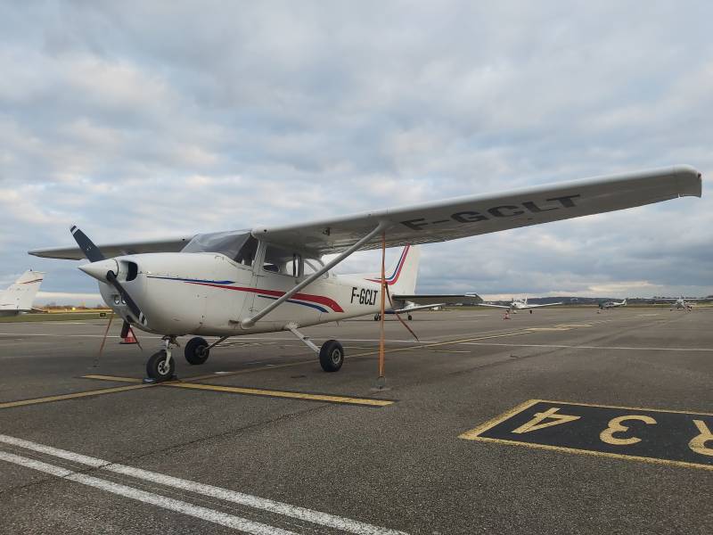 Cessna 172 garé à l'aéroport de Lyon-Bron