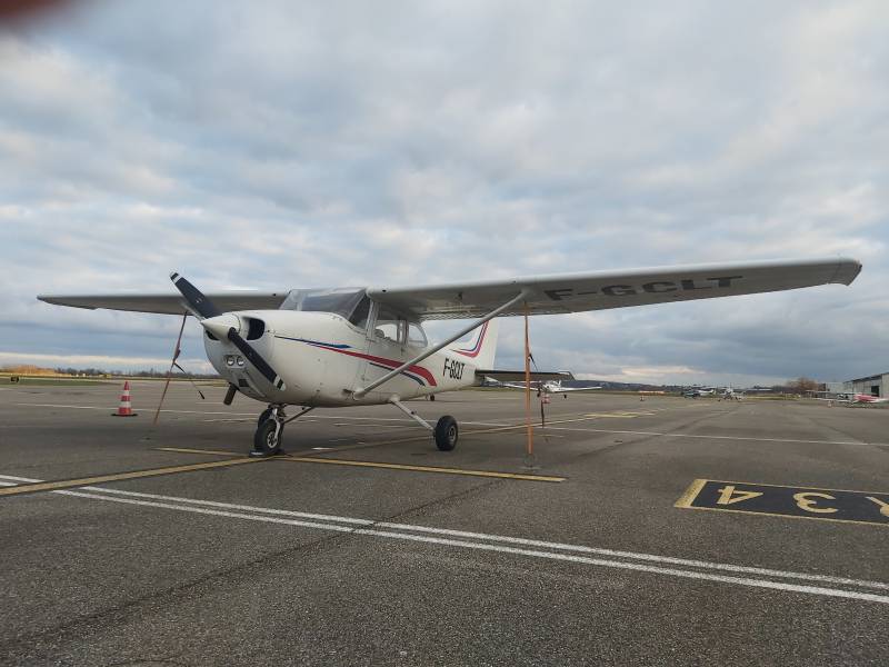 Cessna 172 garé à l'aéroport de Lyon-Bron