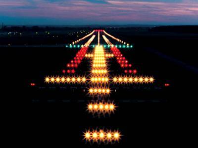 piste de décollage de l'aéroport de Lyon-Bron de nuit