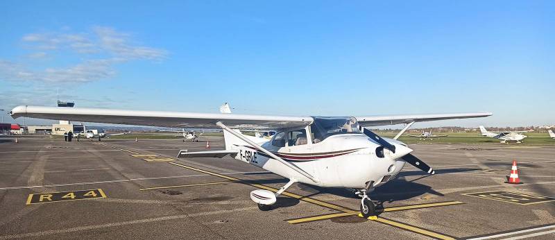 Cessna 172 garé à l'aéroport de Lyon-Bron